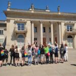 Uczniowie zwiedzają Zamek na Wodzie w Łazienkach Królewskich