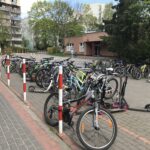 Rowery zaparkowane pod szkołą