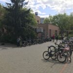 Pełno rowerów pod szkołą