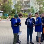 Wolontariusze spisują uczniów i ich środki transportu