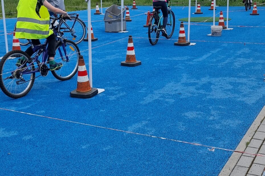 Uczniowie na rowerach pokonują trasę