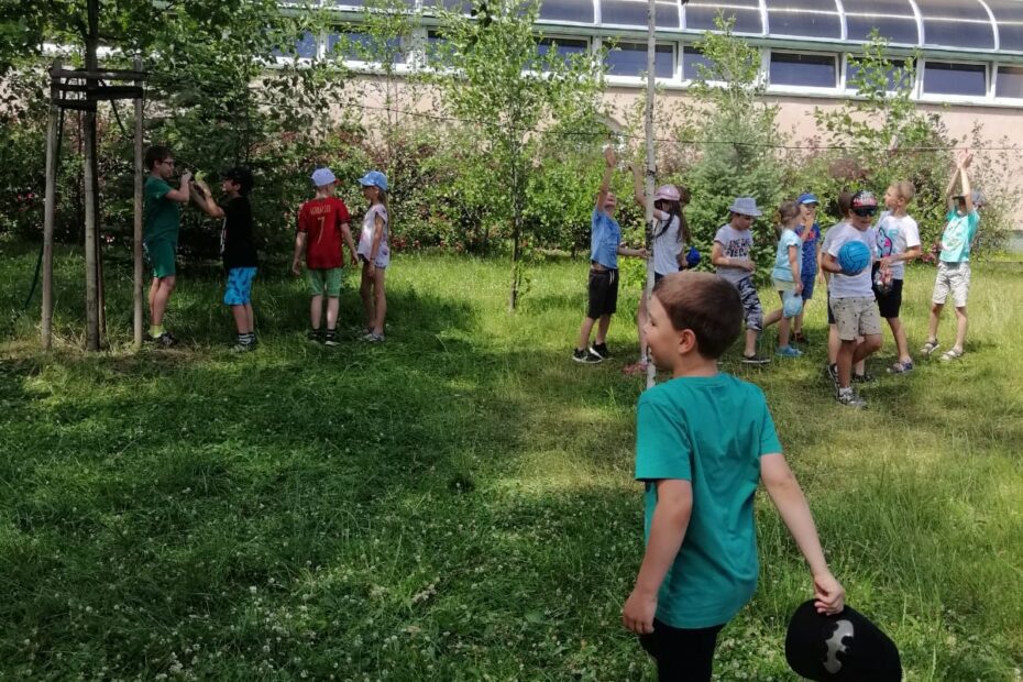 Dzieci schładzają się pod kurtyną wodną