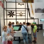Uczniowie zwiedzają muzeum