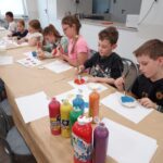 Uczniowie malują swoje dzieła z ceramiki