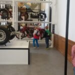 Oglądanie eksponatów w Muzeum Techniki
