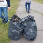 Sprzątnięte śmieci z terenu szkolnego