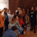 Uczniowie słuchają ciekawostek o Warszawie