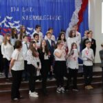 Uczniowie śpiewają piosenki pod opieką pani Ireny Miękus-Calak