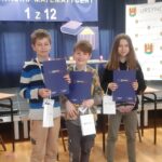 Filip, Antek i Maja pozują z dyplomami i nagrodami