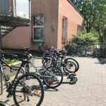 Zaparkowane rowery i hulajnogi