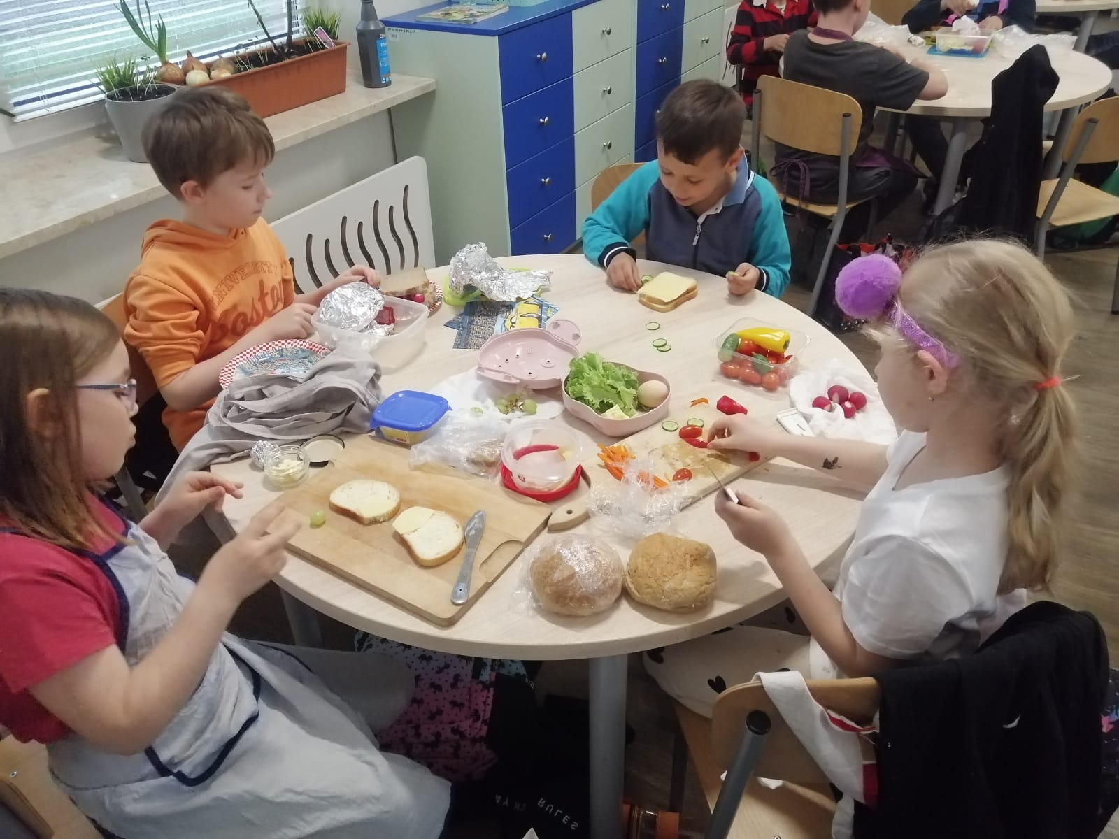 Uczniowie przygotowują wiosenne kanapki