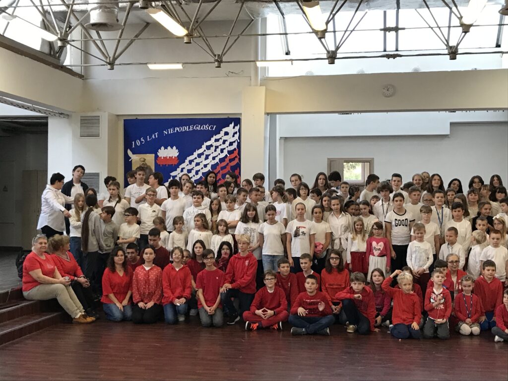 Uczniowie ubrani w kolory polskiej flagi podczas obchodów Święta Niepodległości