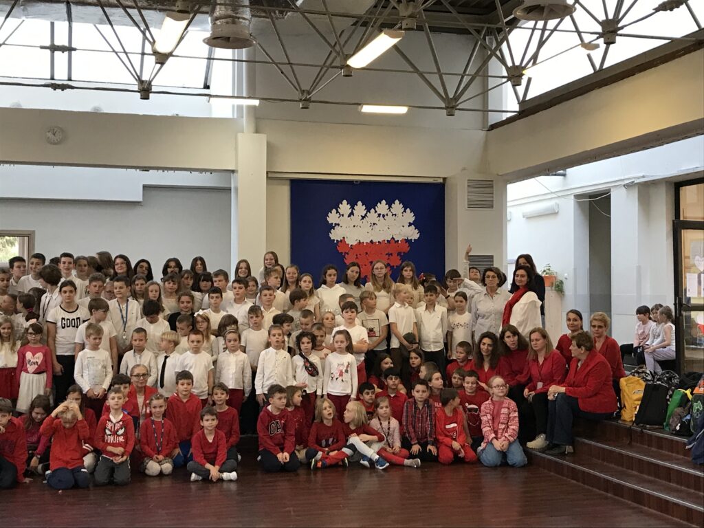 Uczniowie ubrani w kolory polskiej flagi podczas obchodów Święta Niepodległości