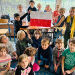 Flaga Polski wyklejona przez uczniów klas pierwszych