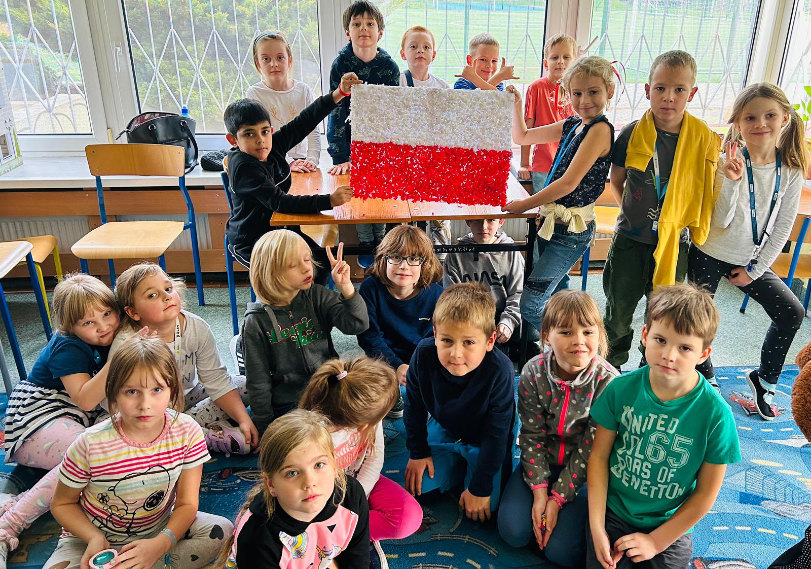 Flaga Polski wyklejona przez uczniów klas pierwszych