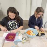 Uczniowie przygotowują sałatki na technice